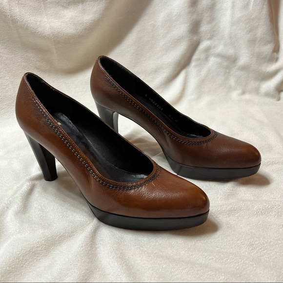 Stuart Weitzman - Picture 7 of 10